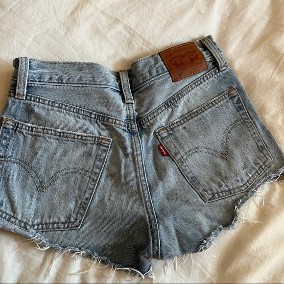 LEVIS Jean Shorts - Picture 2 of 2
